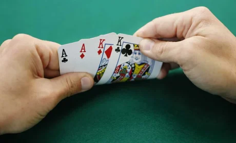 Omaha Poker Strategy : Differences and Similarities