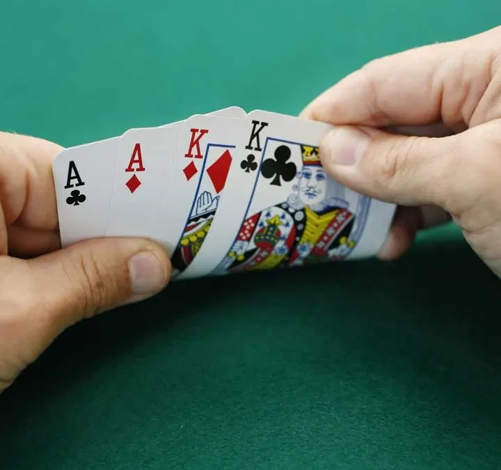 Omaha Poker Strategy : Differences and Similarities